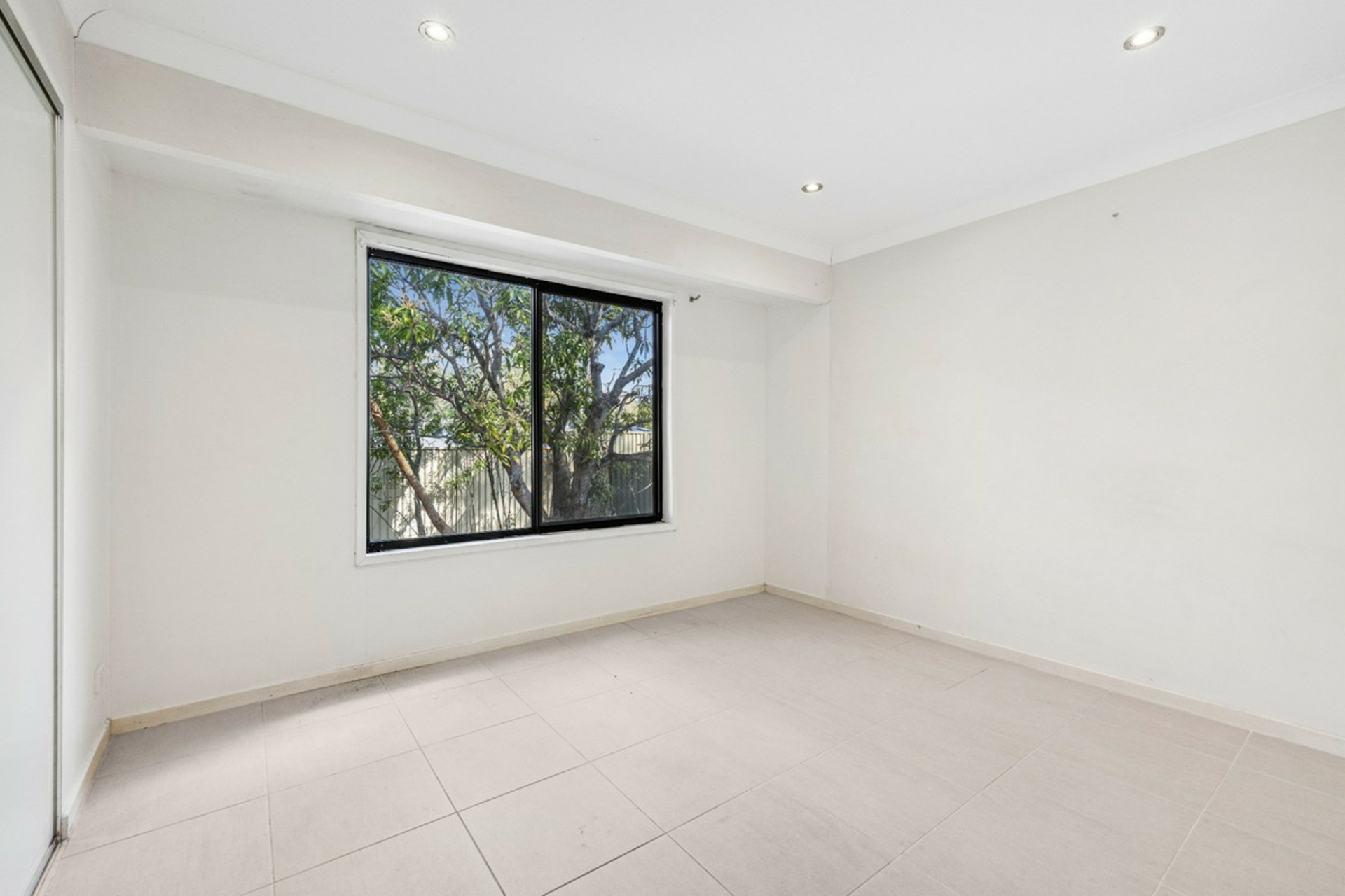 2/4 Dampier Court — photo 15 of 29