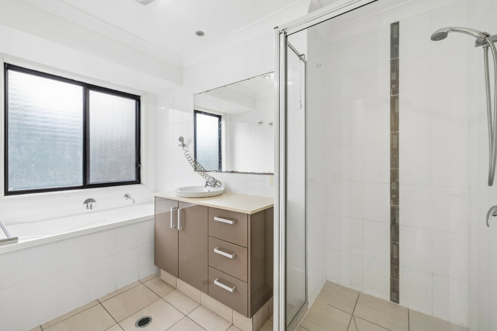 2/4 Dampier Court — photo 16 of 29