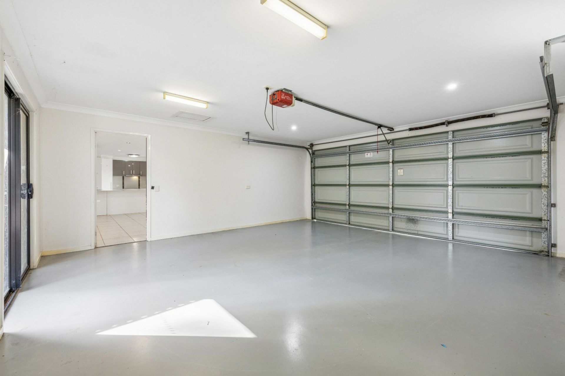 2/4 Dampier Court — photo 17 of 29