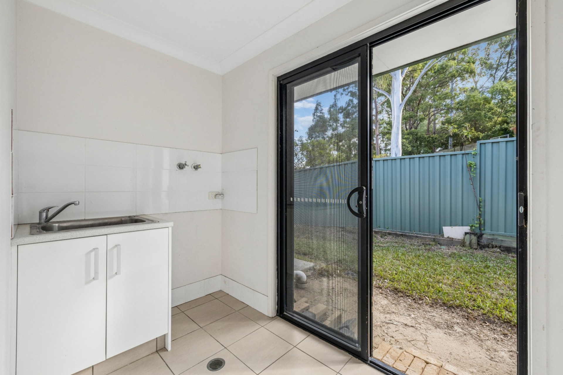 2/4 Dampier Court — photo 18 of 29