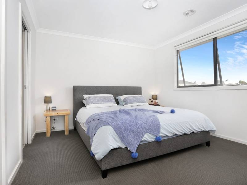 1 Hut Road Clyde North VIC