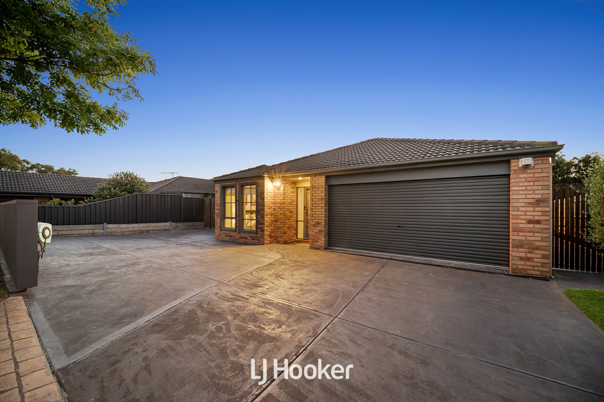 8 Chesil Court, NARRE WARREN SOUTH