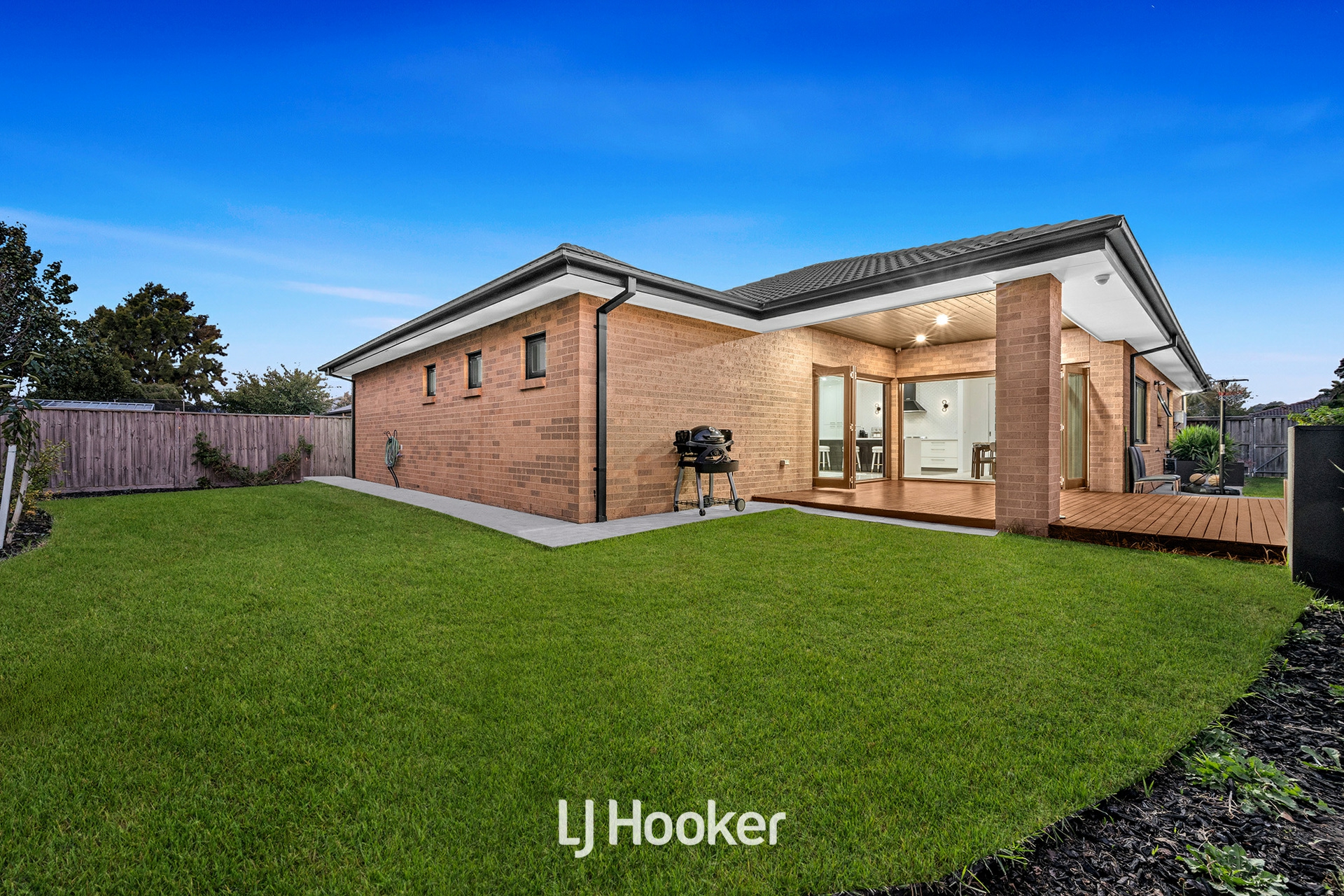 8 Mallett Grove — photo 25 of 30