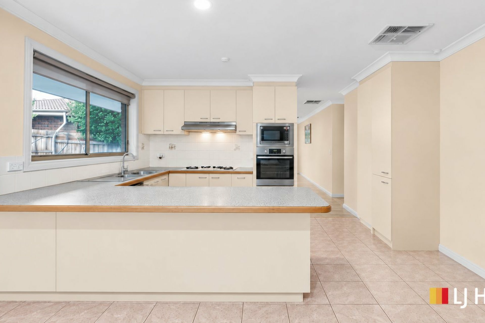 8 Amberly Park Drive — photo 4 of 14