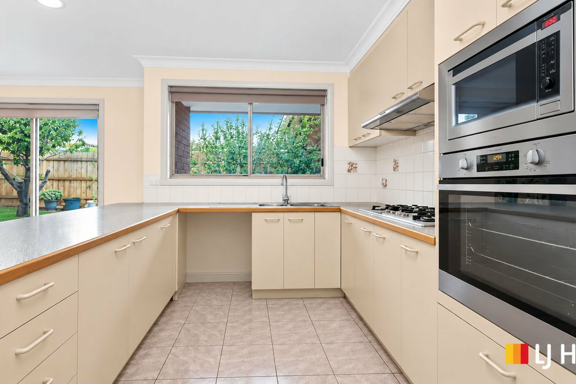 8 Amberly Park Drive — photo 5 of 14