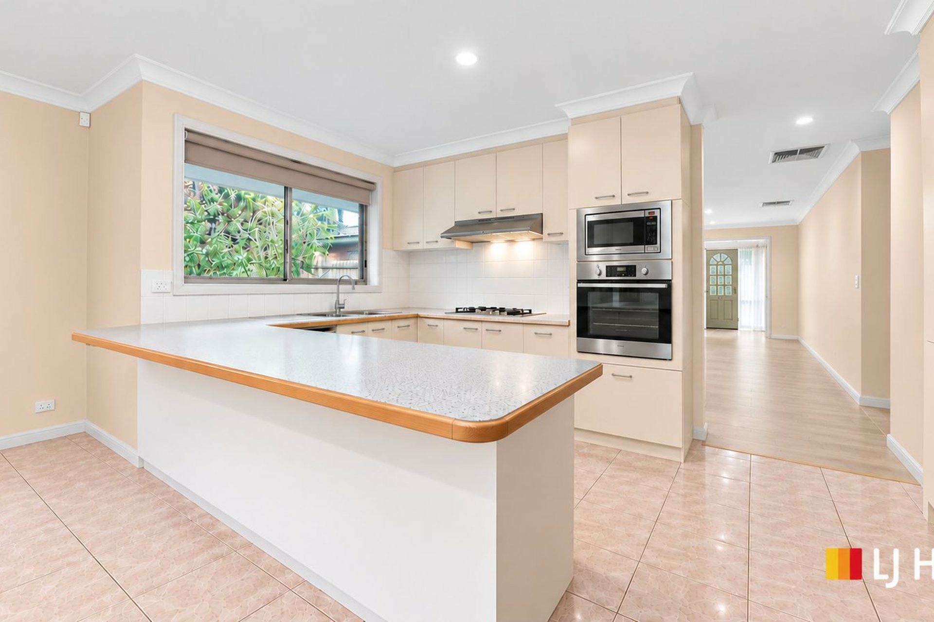 8 Amberly Park Drive — photo 6 of 14