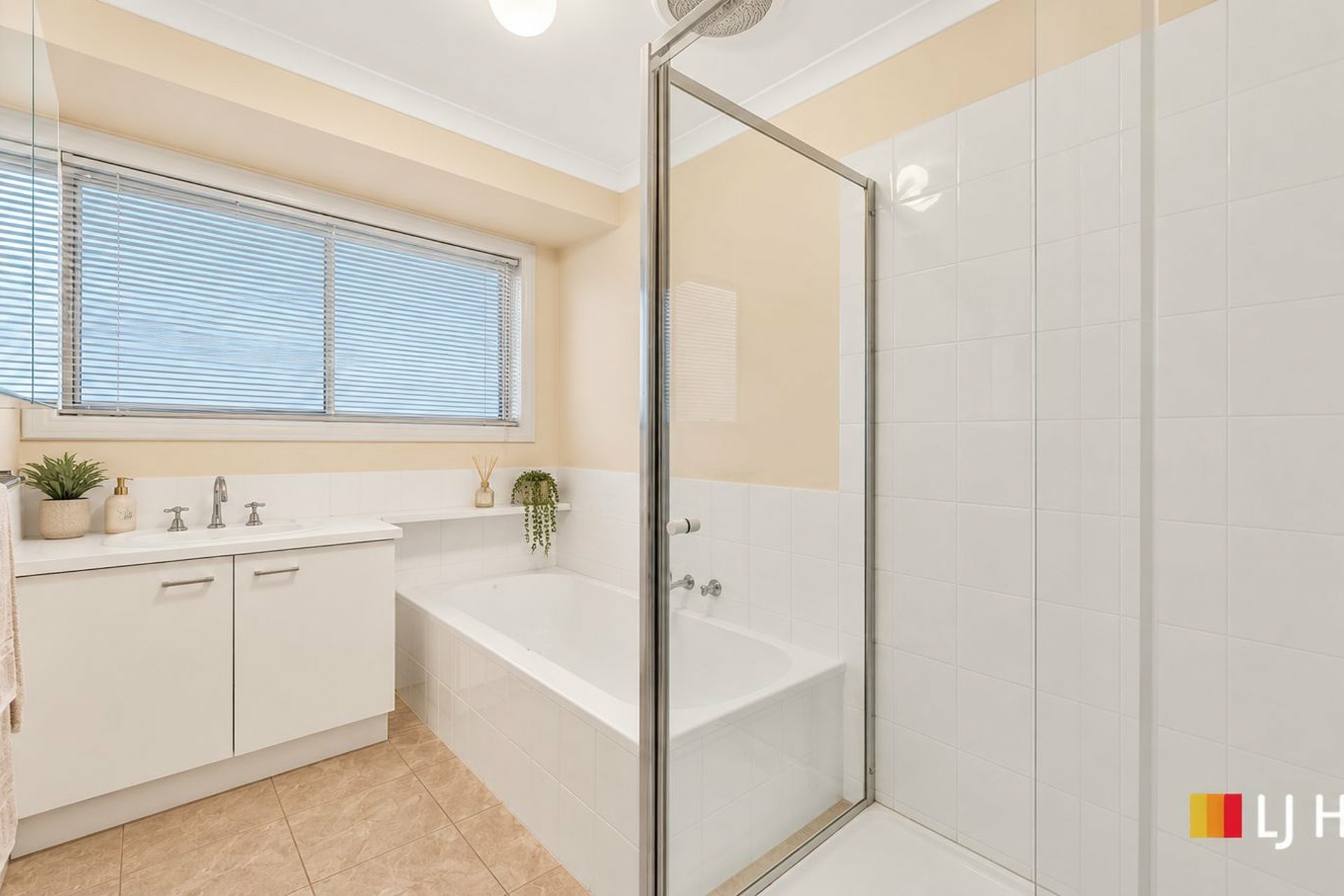 8 Amberly Park Drive — photo 12 of 14
