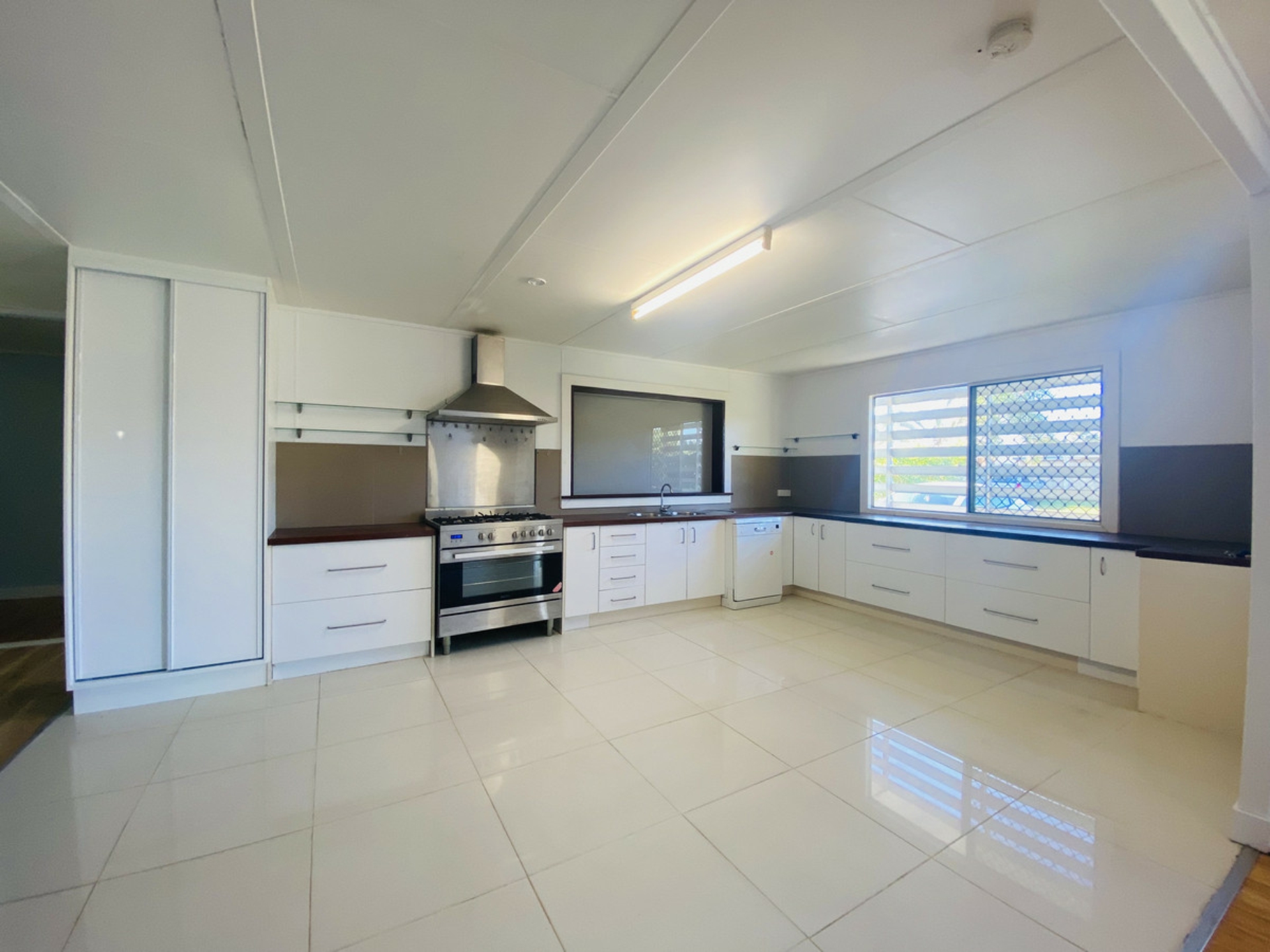 15 Palm Court, MOORE PARK BEACH