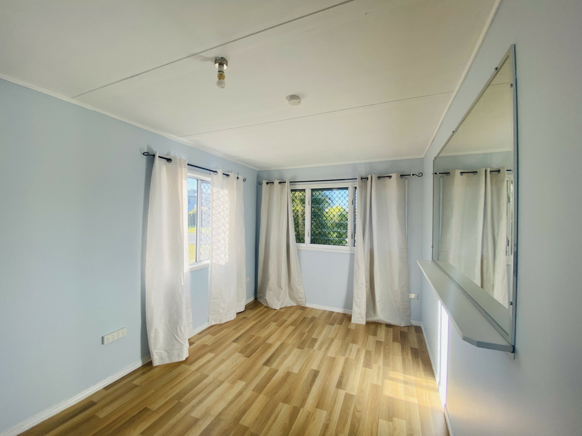 15 Palm Court, MOORE PARK BEACH