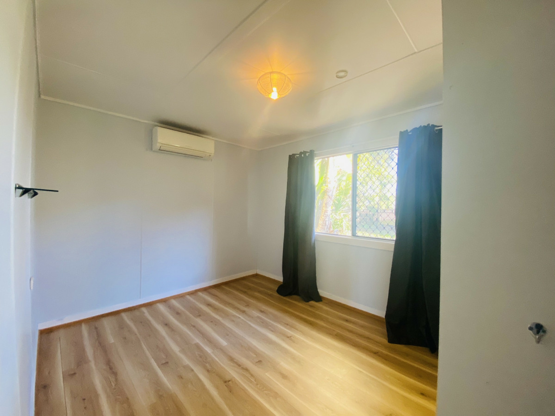 15 Palm Court, MOORE PARK BEACH