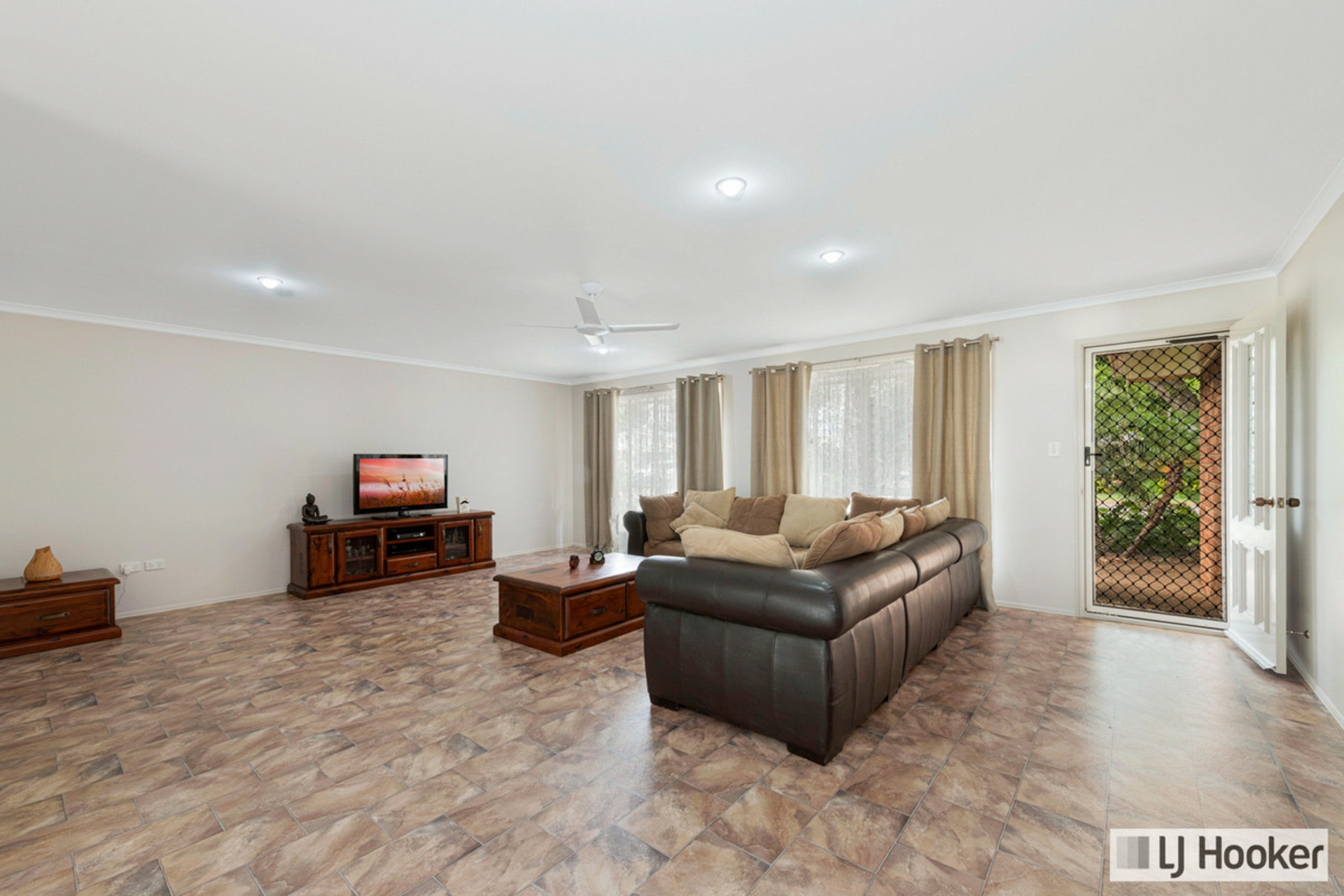 26 Lagoon Drive, MOORE PARK BEACH