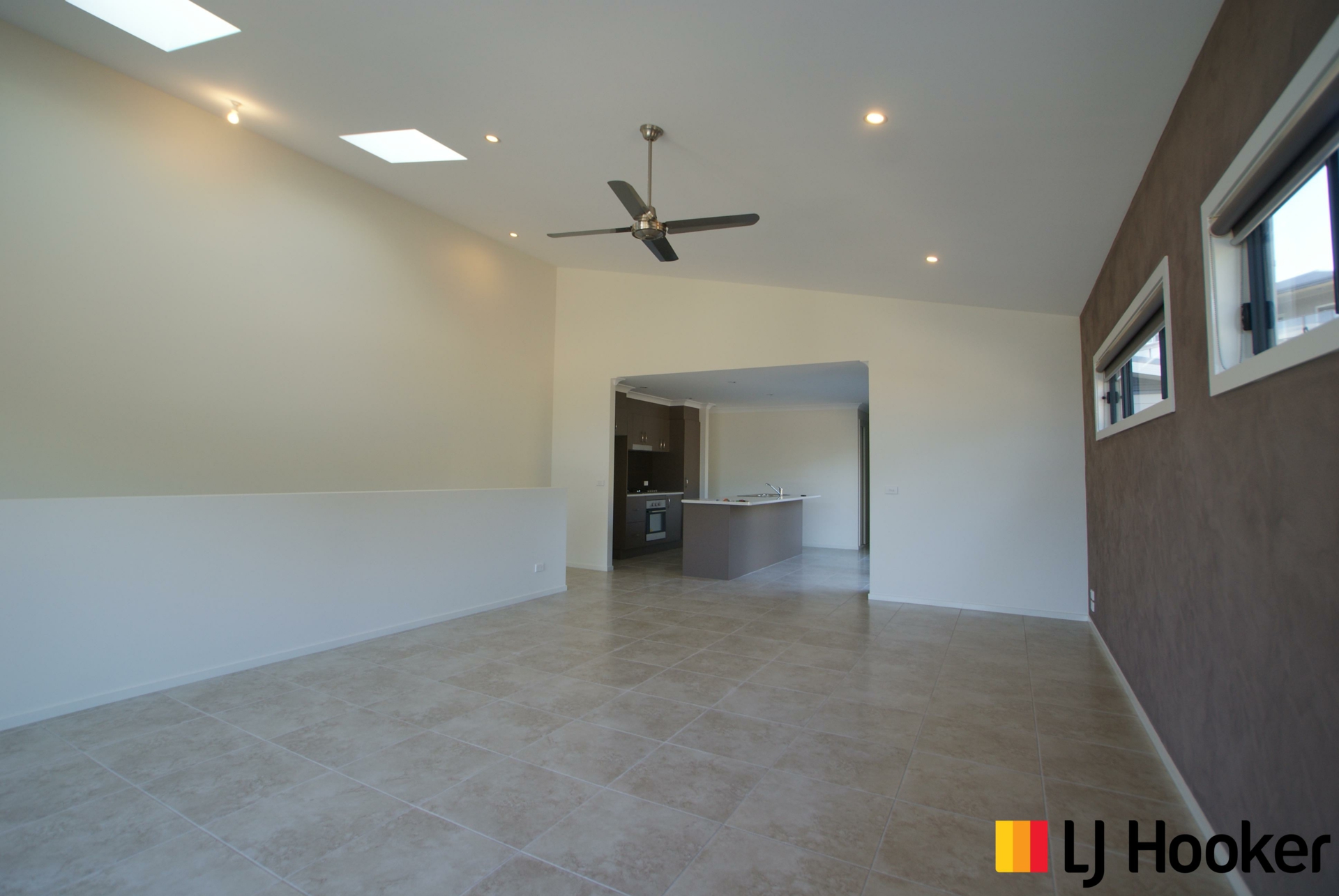 42B Broomfield Crescent, LONG BEACH