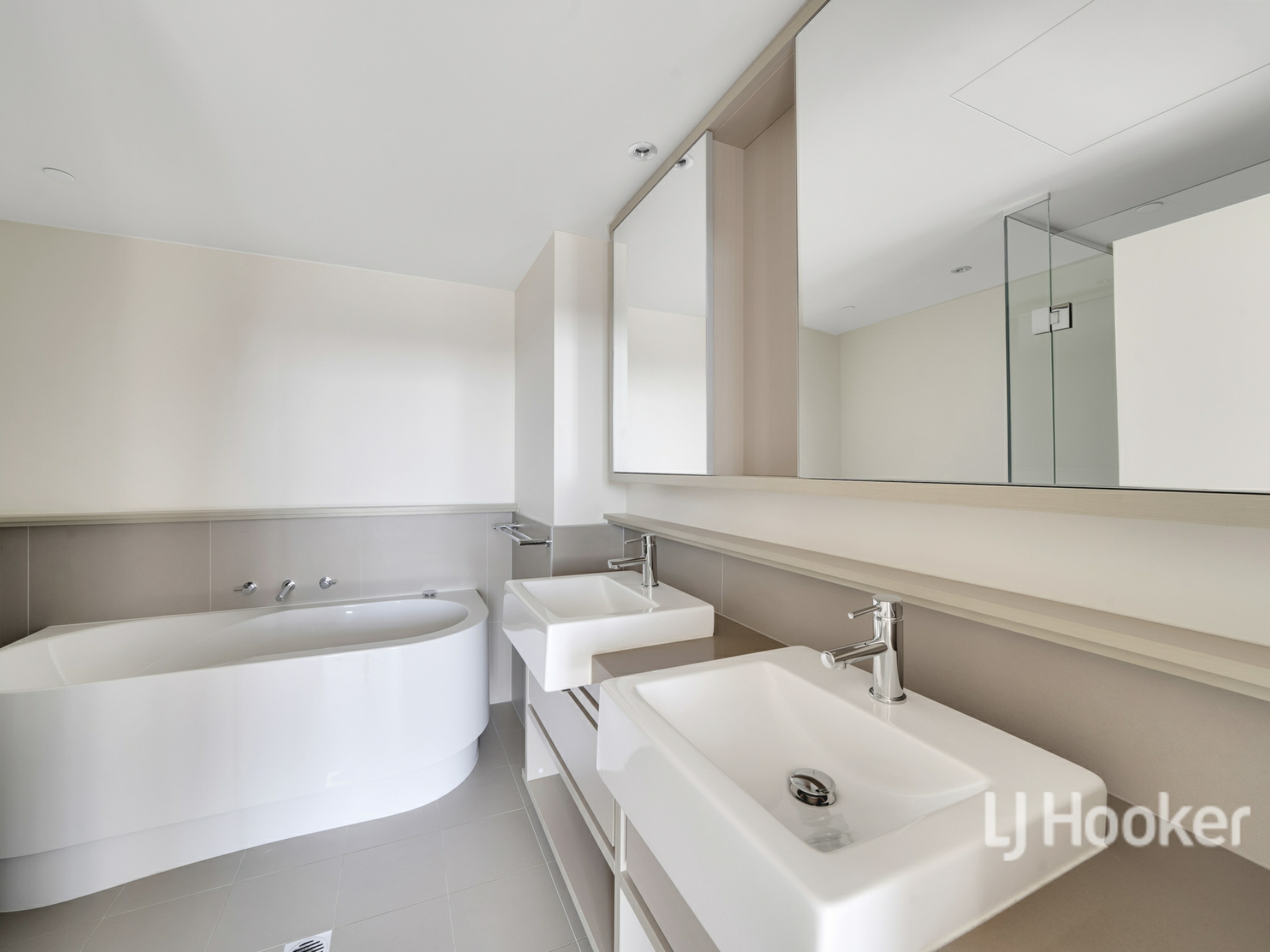 2404/9 Waterside Place, DOCKLANDS