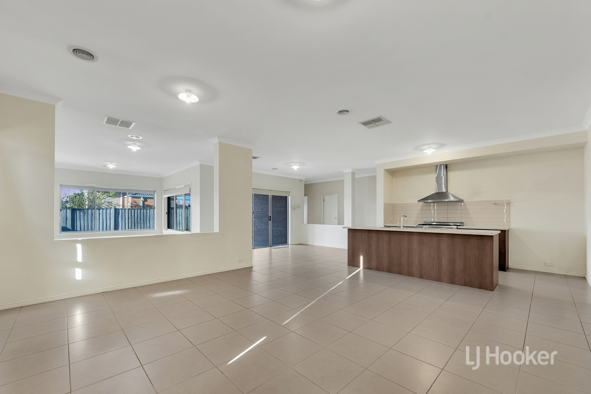 82 Fongeo Drive, POINT COOK
