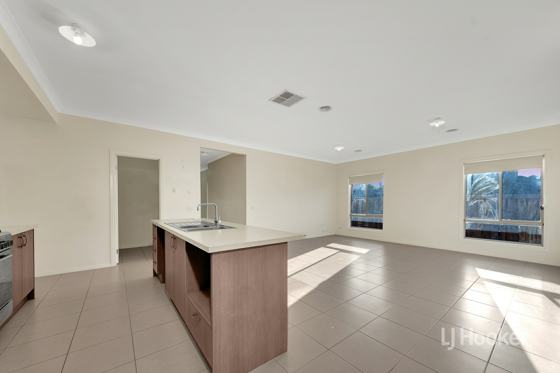 82 Fongeo Drive, POINT COOK