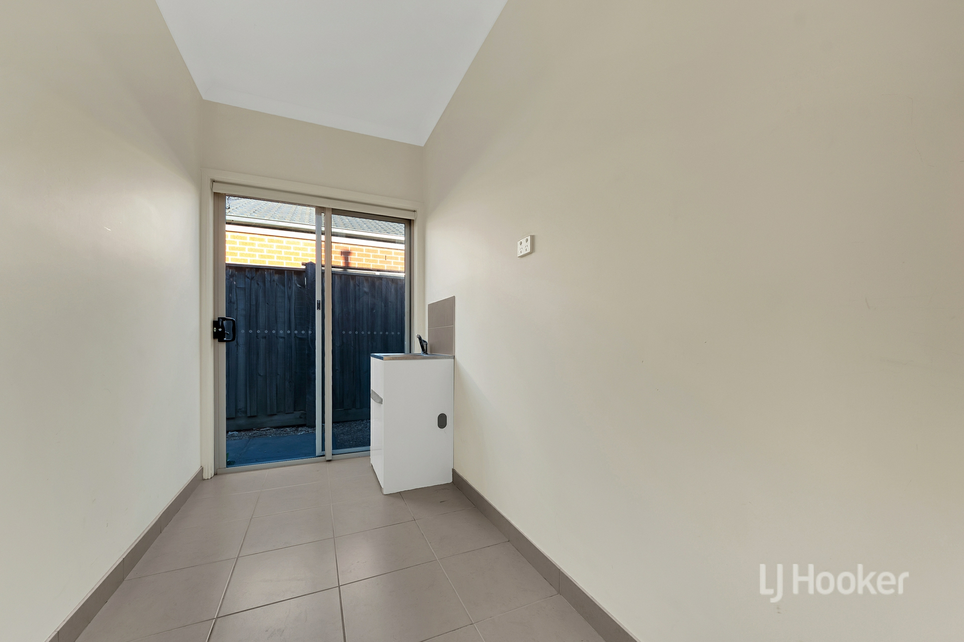 82 Fongeo Drive, POINT COOK