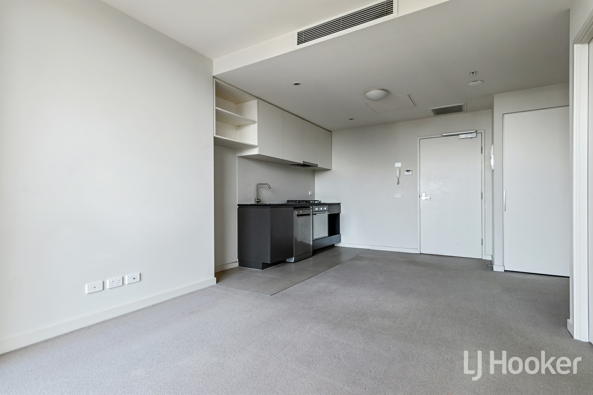 4703/568 Collins Street — photo 2 of 8