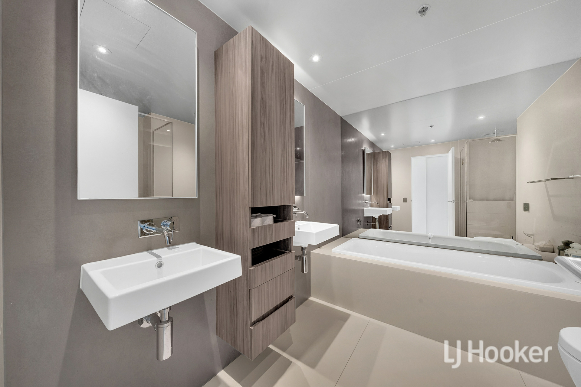 1101/81 South Wharf Drive — photo 10 of 15