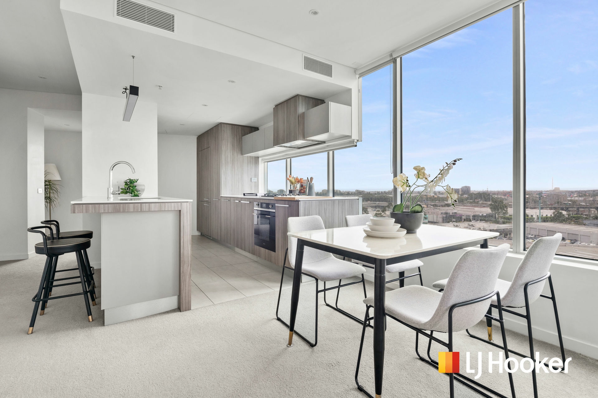 1101/81 South Wharf Drive — photo 4 of 21
