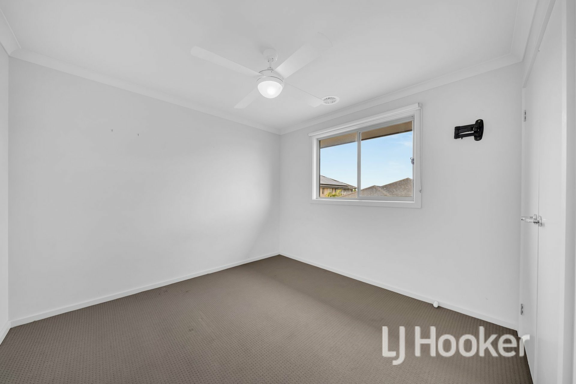 101 Evesham Drive — photo 11 of 26