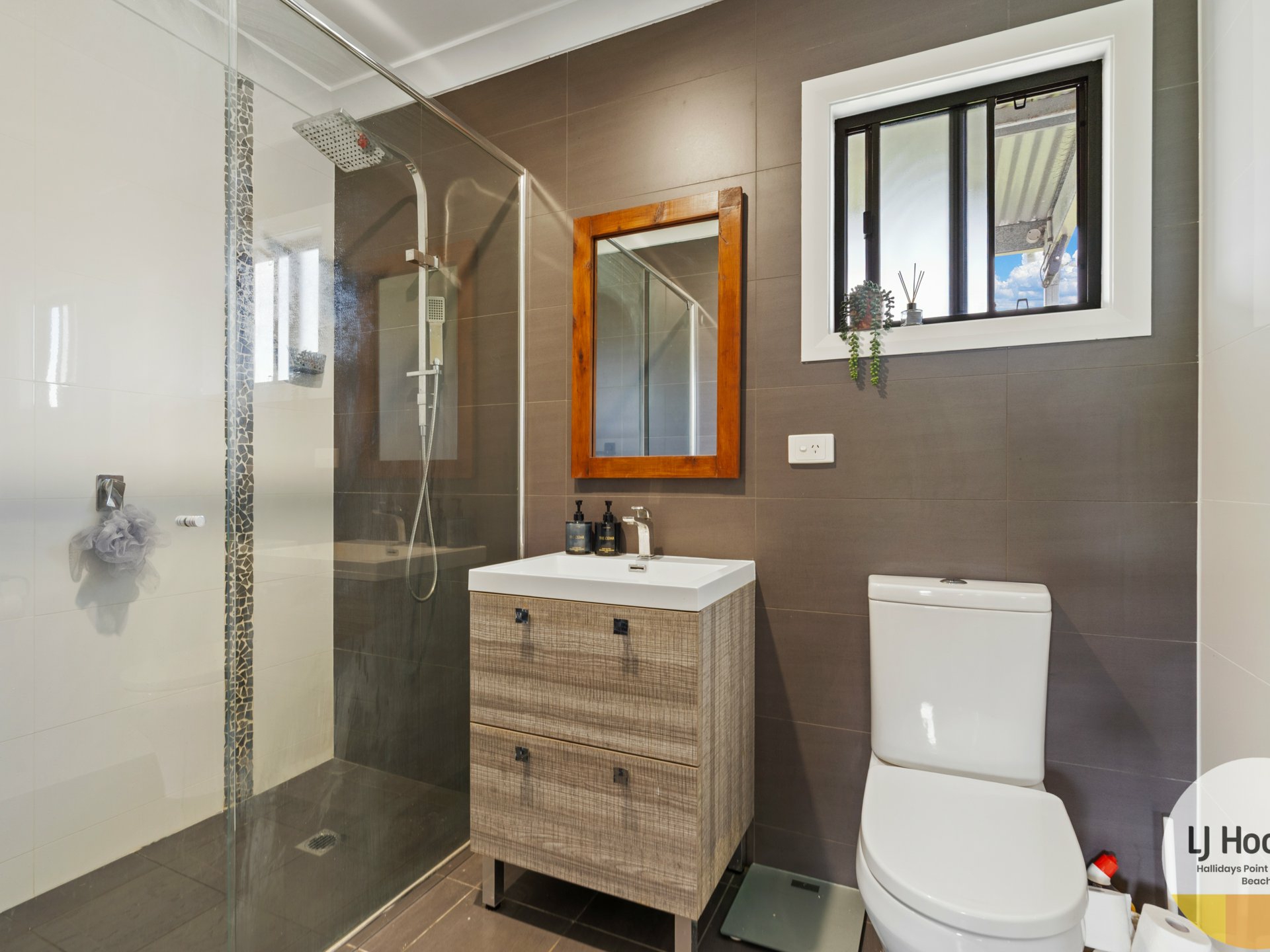 414 Tallwood Drive — photo 10 of 30