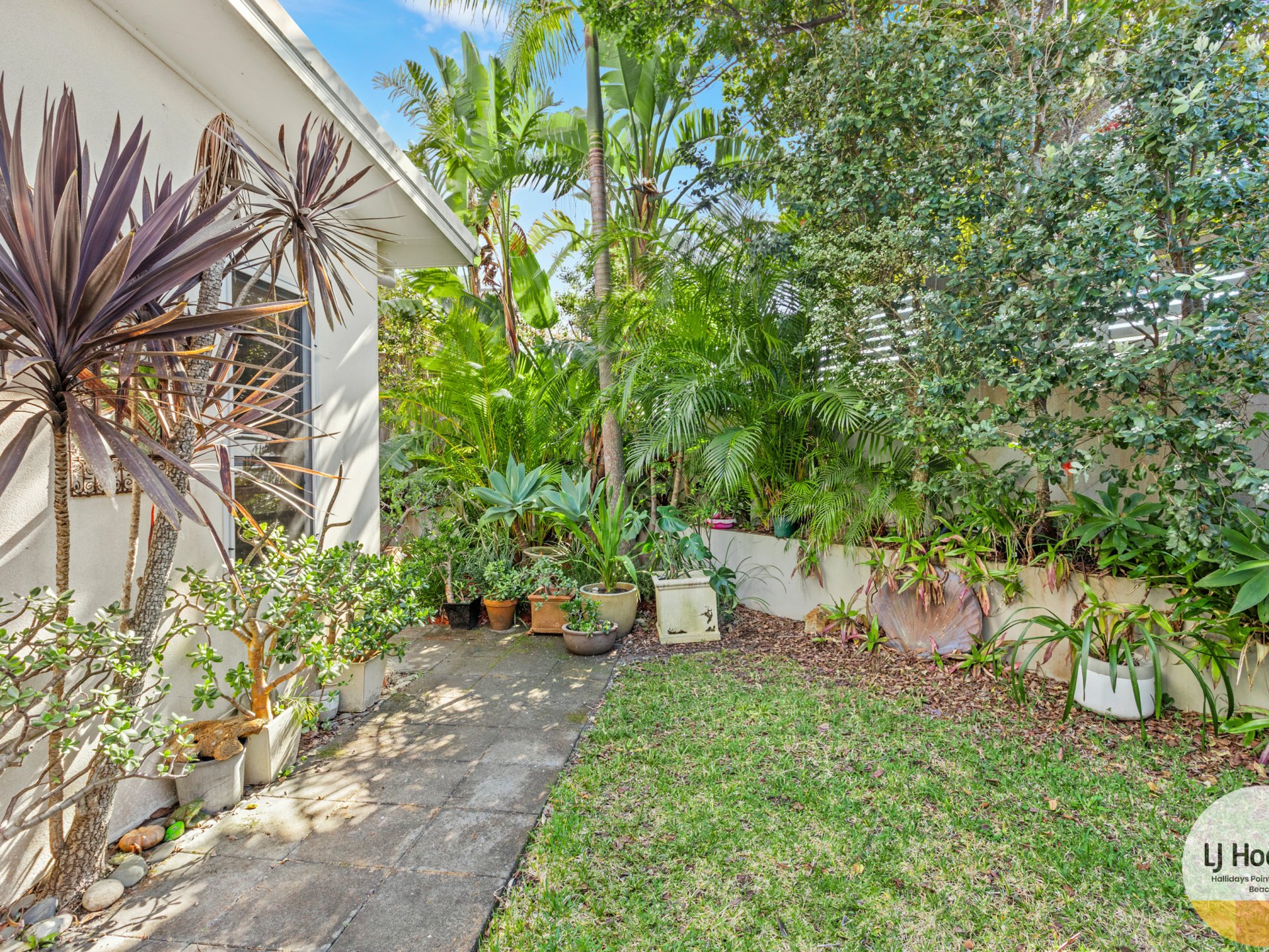 1/33-37 Emerald Drive — photo 3 of 21