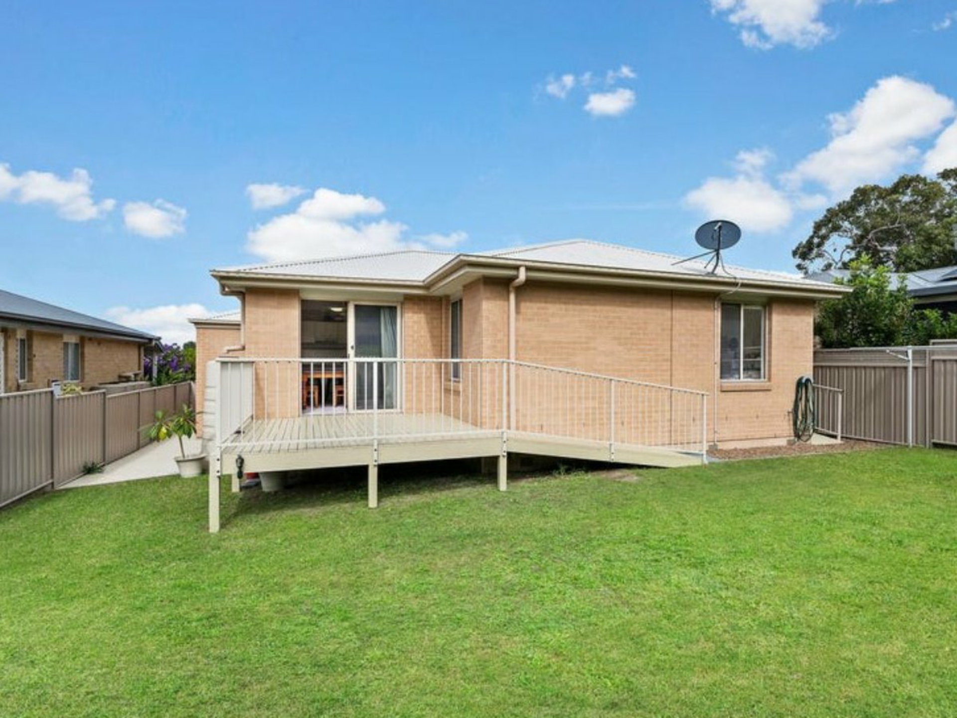 16 Roanoke Drive, LAKE MUNMORAH
