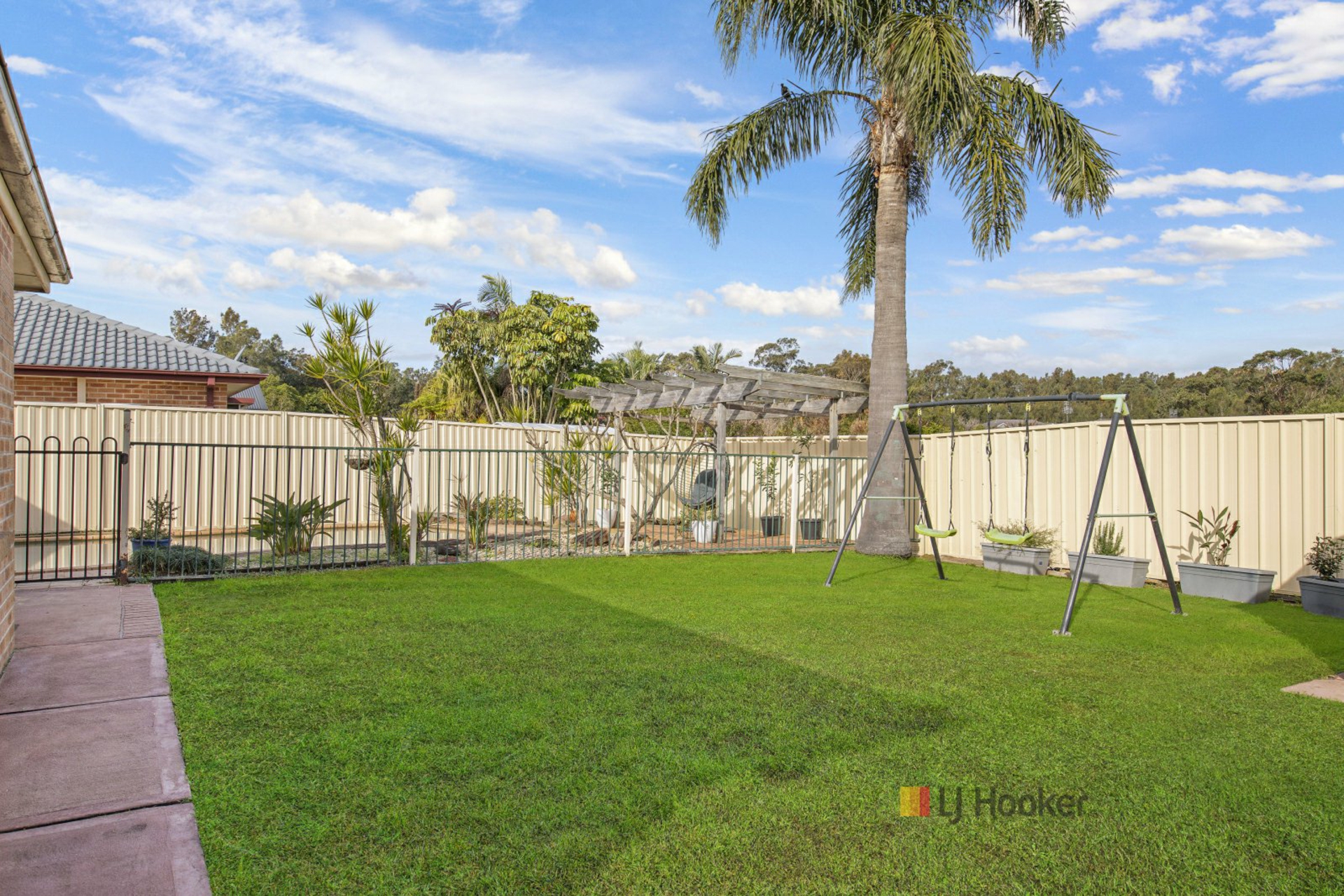 49 Hamlyn Road — photo 16 of 18