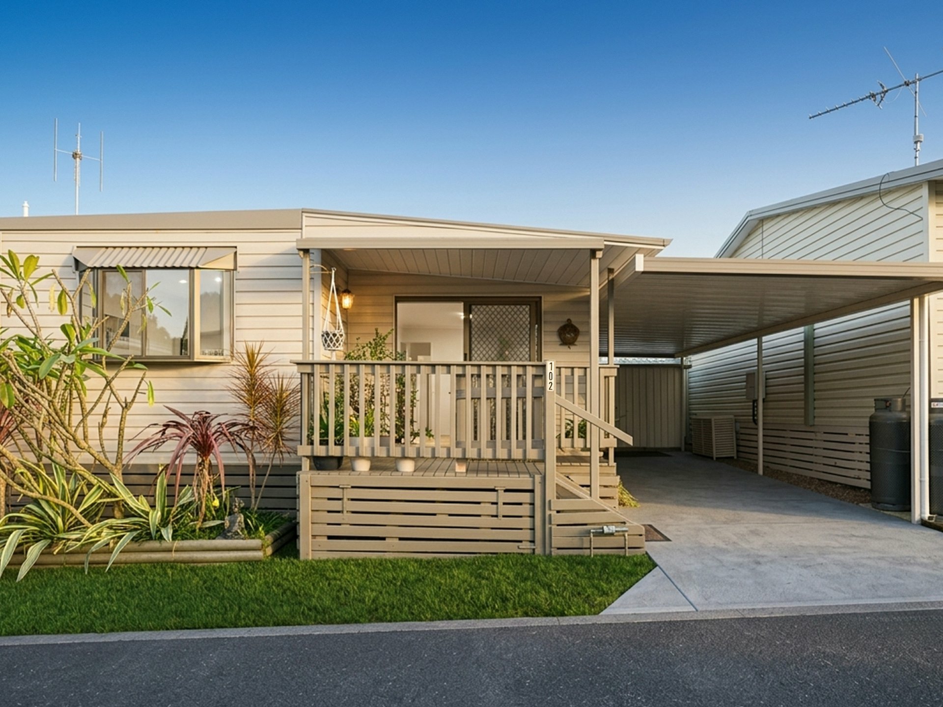 102/2 Macleay Drive — photo 2 of 10