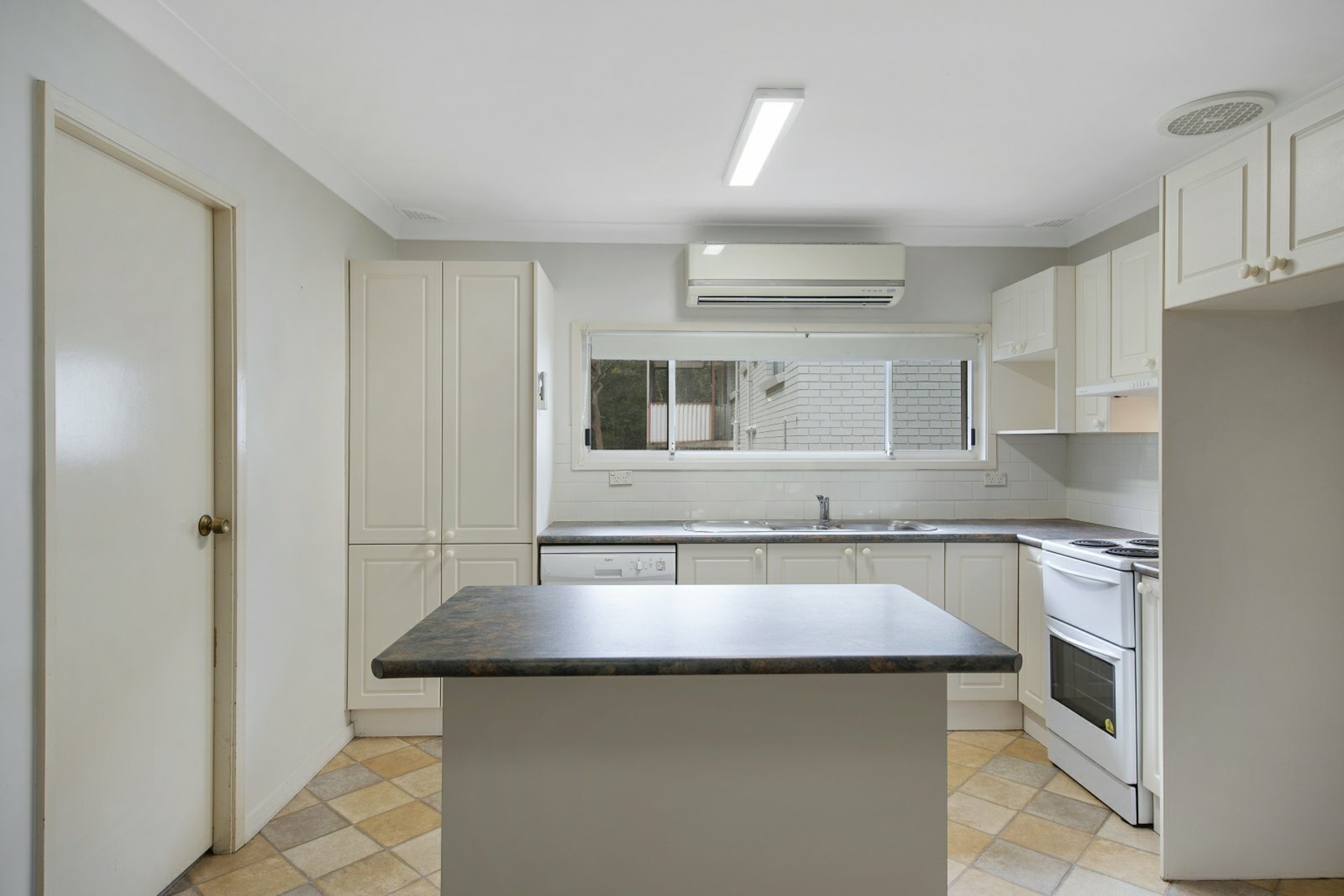 1/5 Kiora Close — photo 2 of 8
