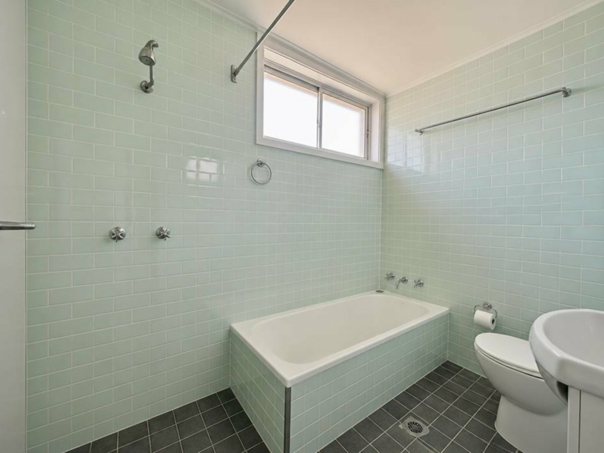 10 Delia Avenue — photo 5 of 6
