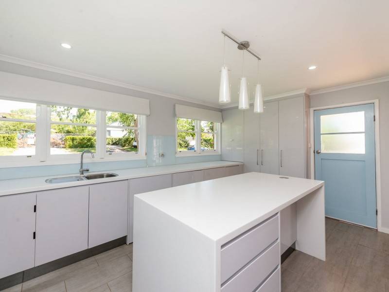 2 Carrington Street, DEAKIN