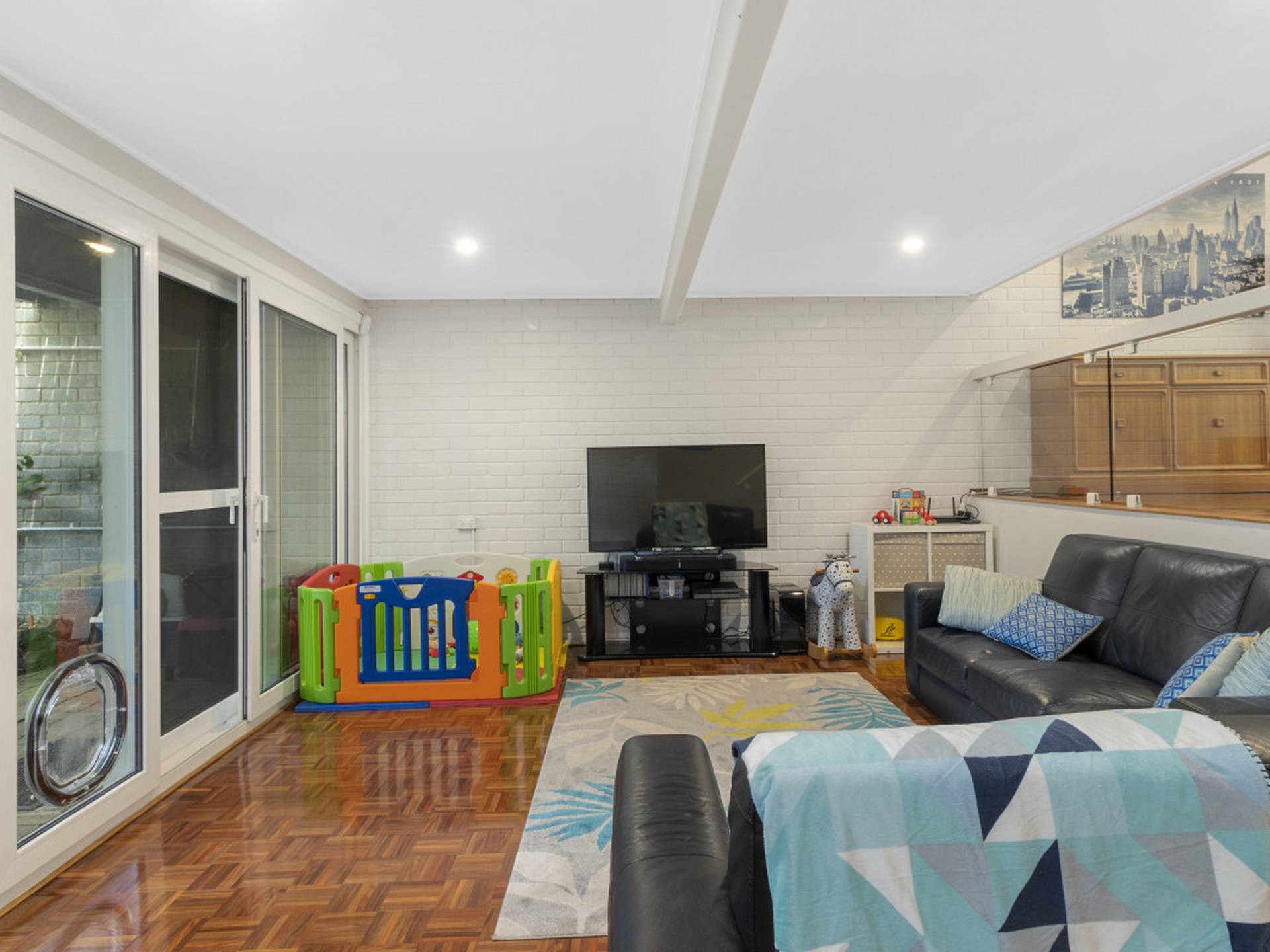 7 English Court, SWINGER HILL