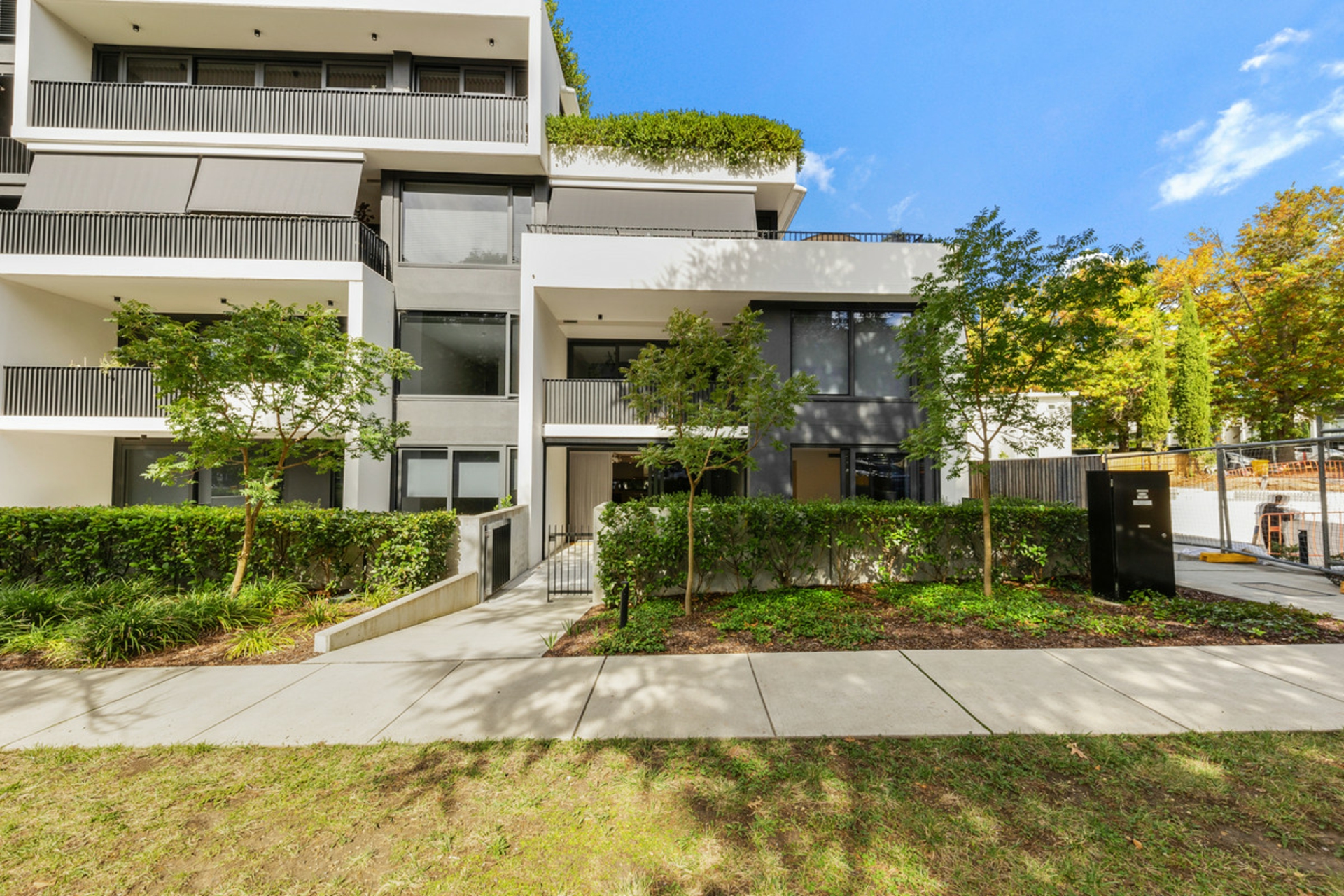 1/22 Canberra Avenue — photo 2 of 17
