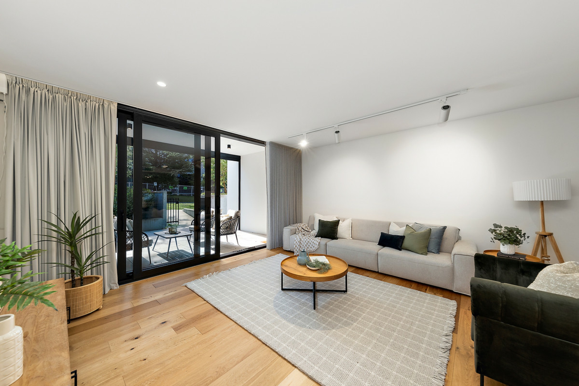 1/22 Canberra Avenue — photo 3 of 17