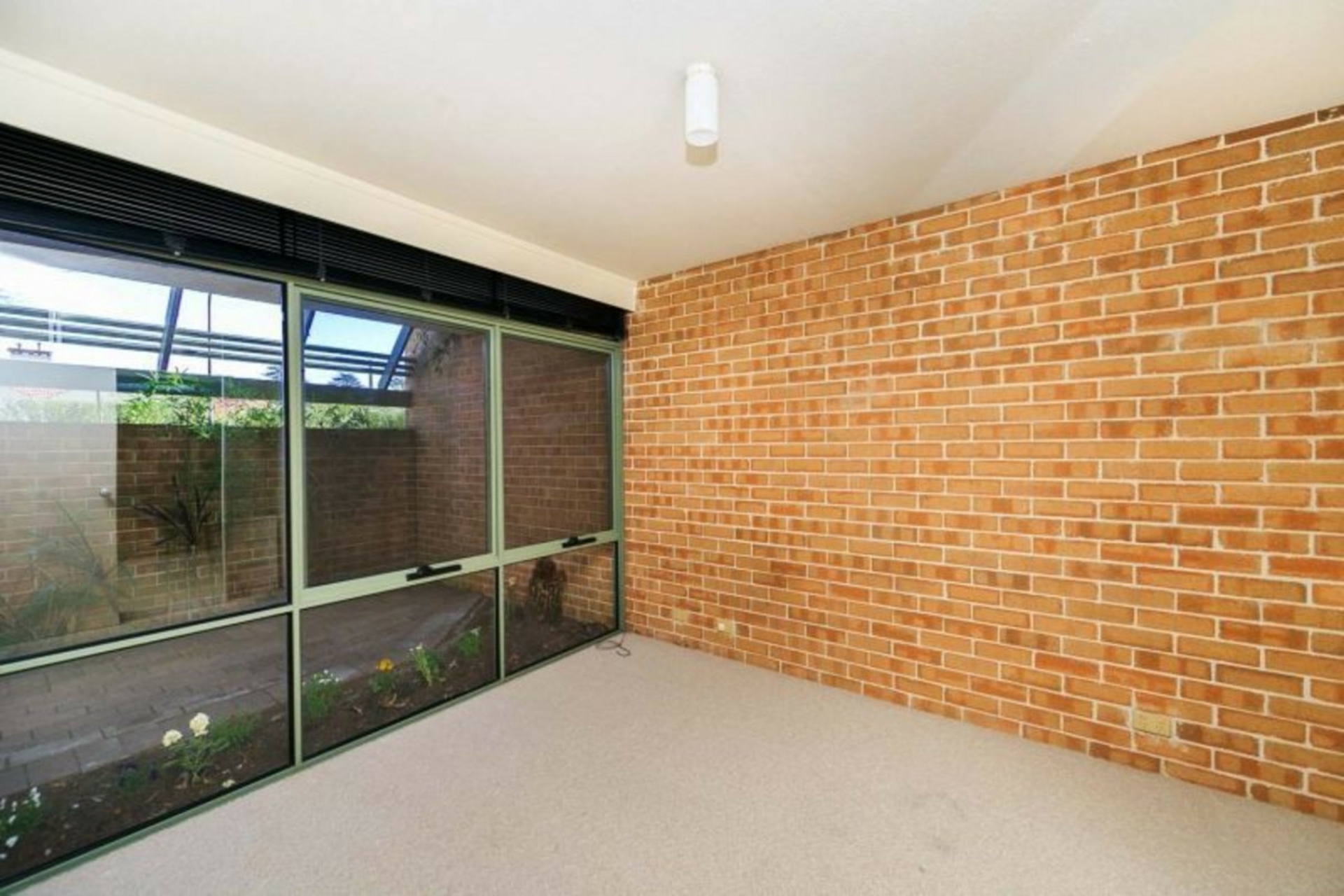 31/19 Howitt Street — photo 3 of 9