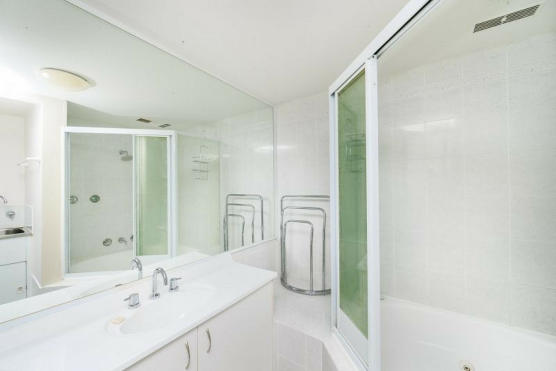 31/19 Howitt Street — photo 6 of 9