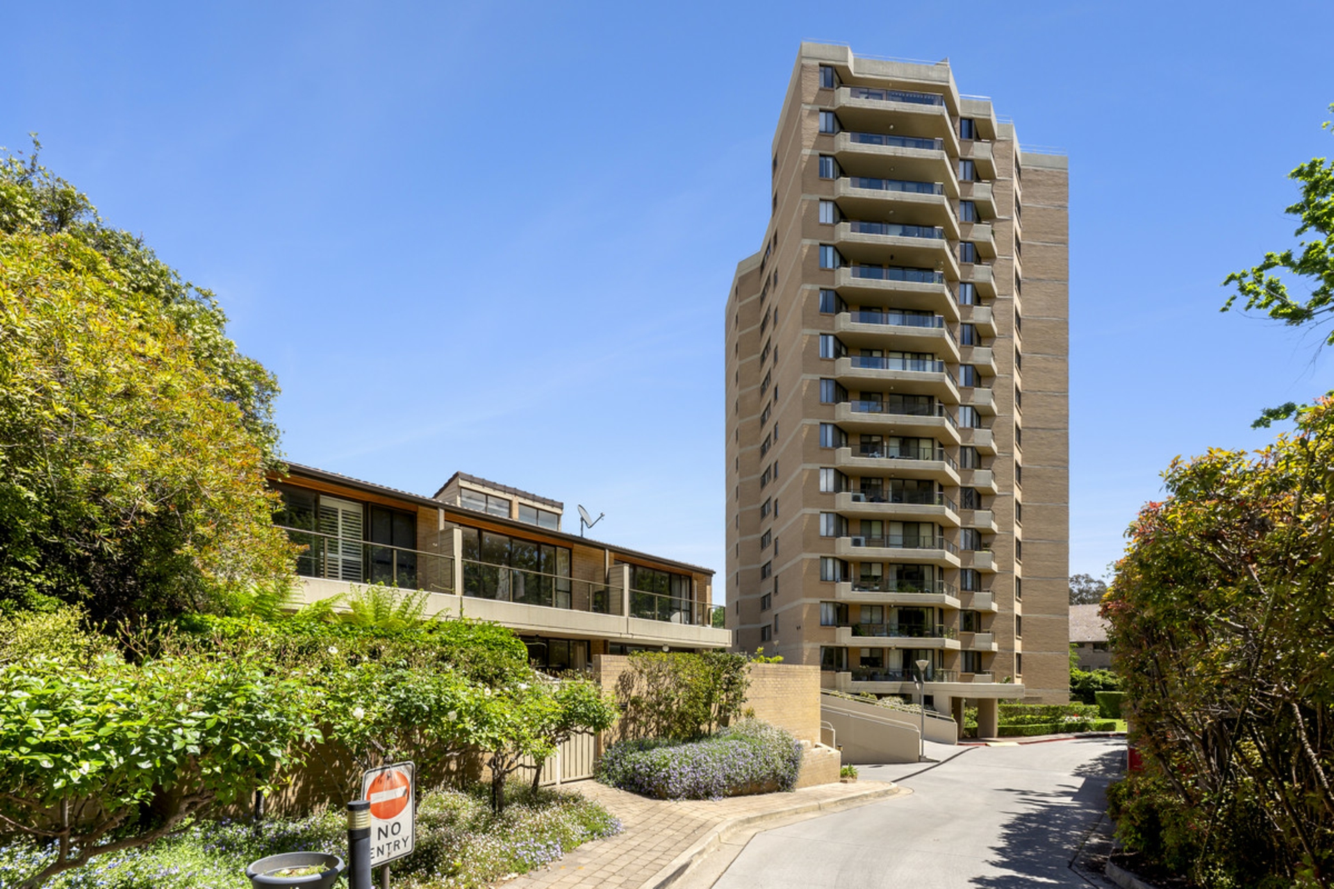 10/4 Jardine Street — photo from LJ Hooker Manuka