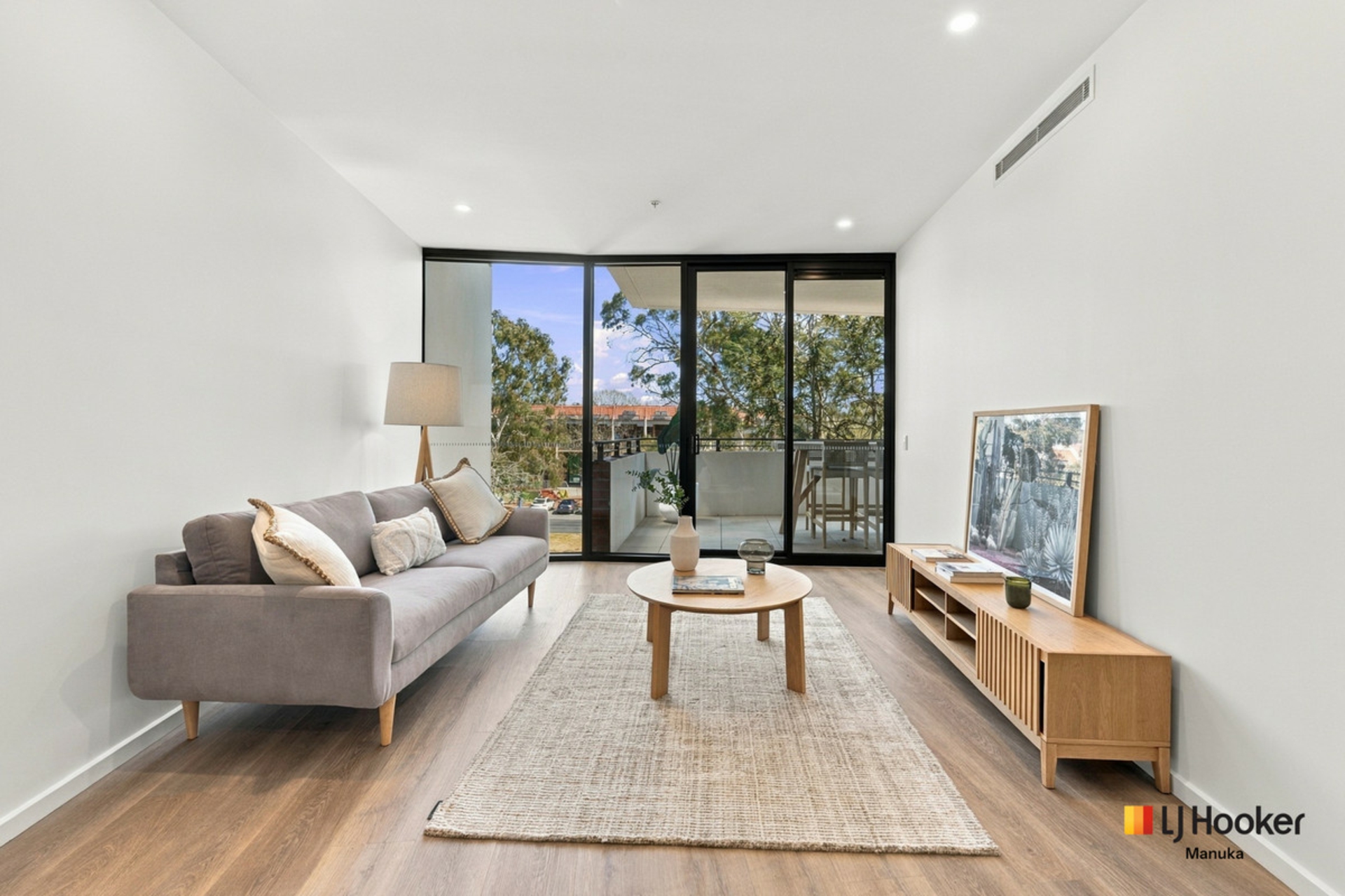 24/17 Captain Cook Crescent — photo 2 of 25