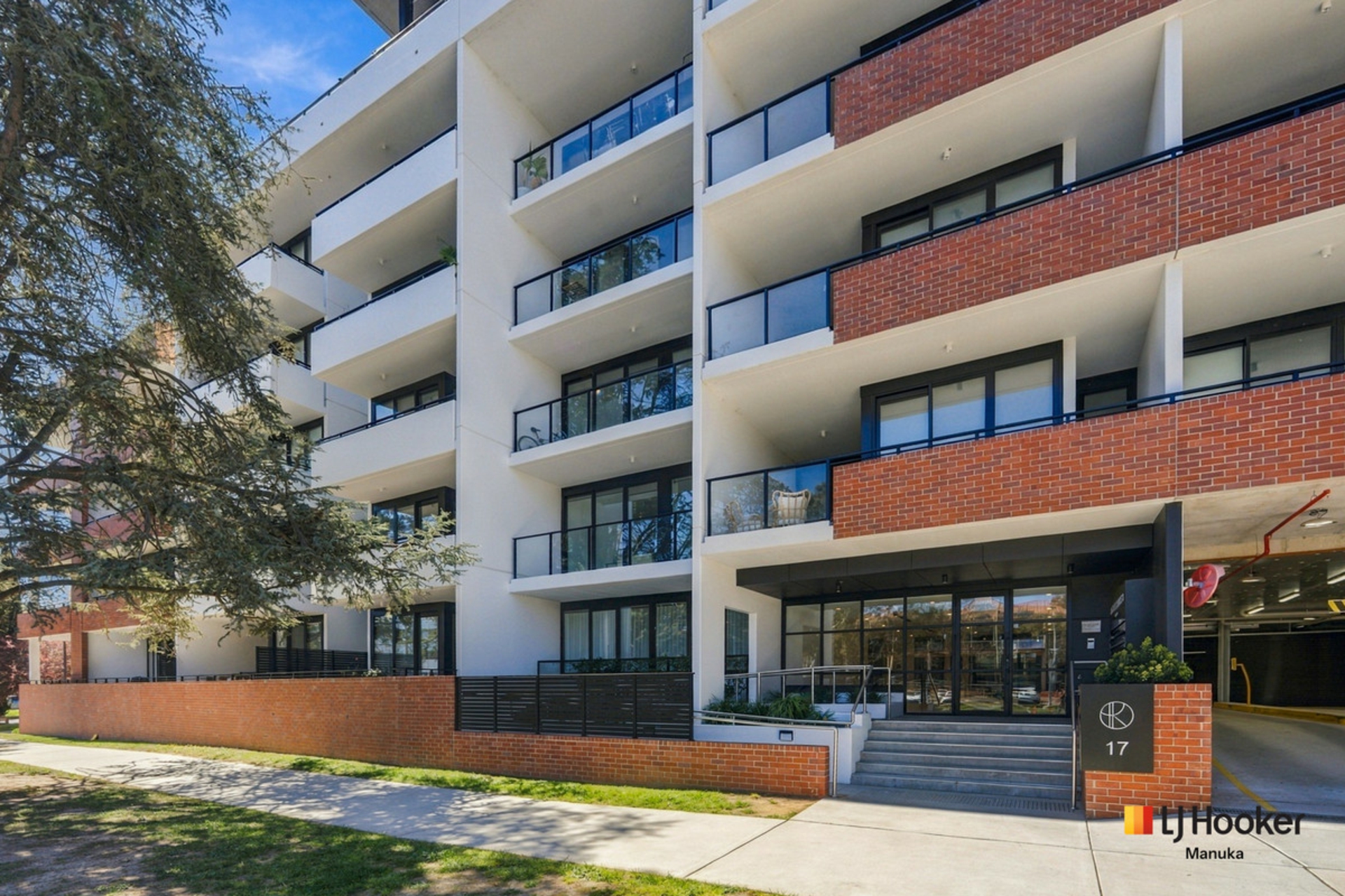 24/17 Captain Cook Crescent — photo 8 of 25