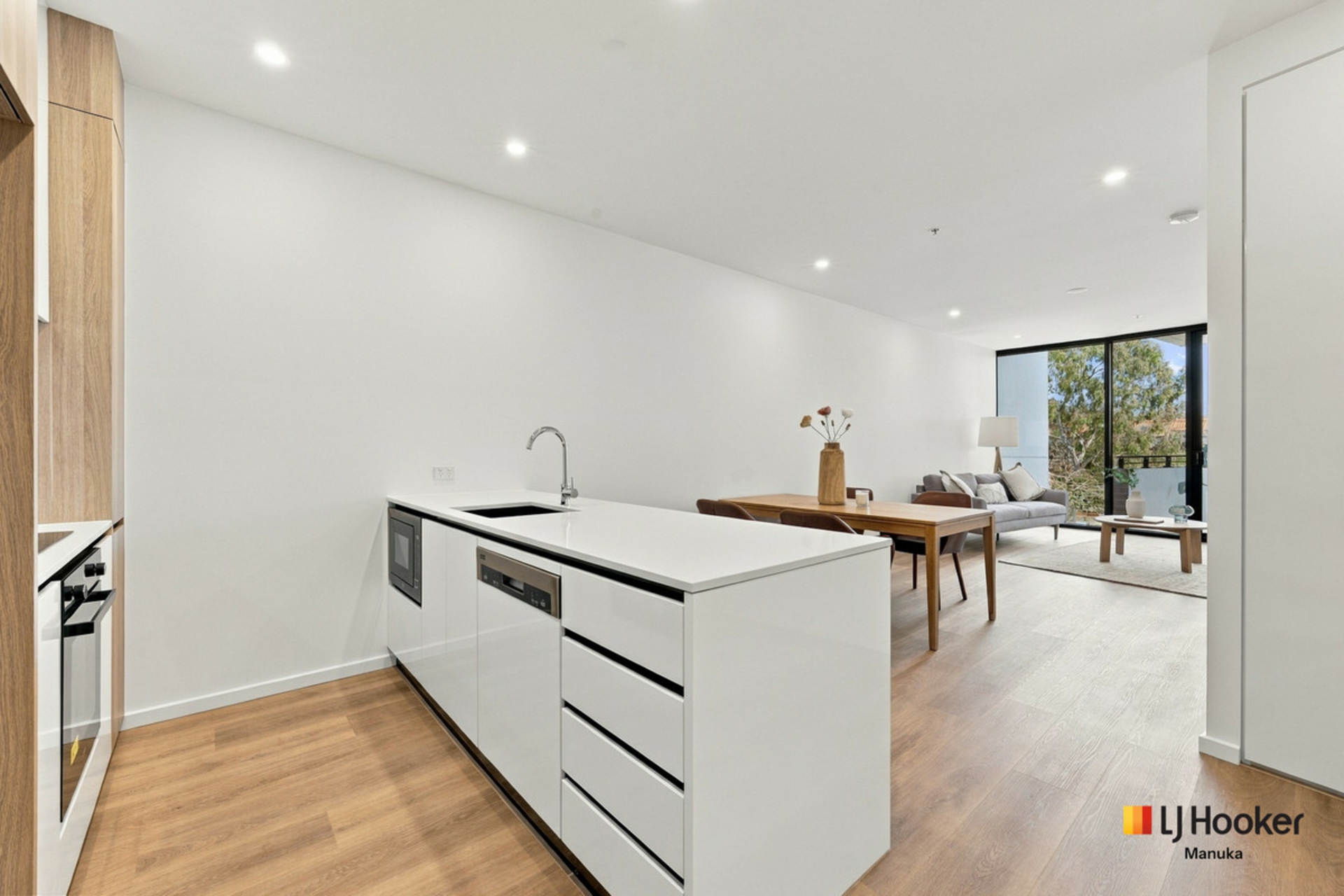 24/17 Captain Cook Crescent — photo 9 of 25