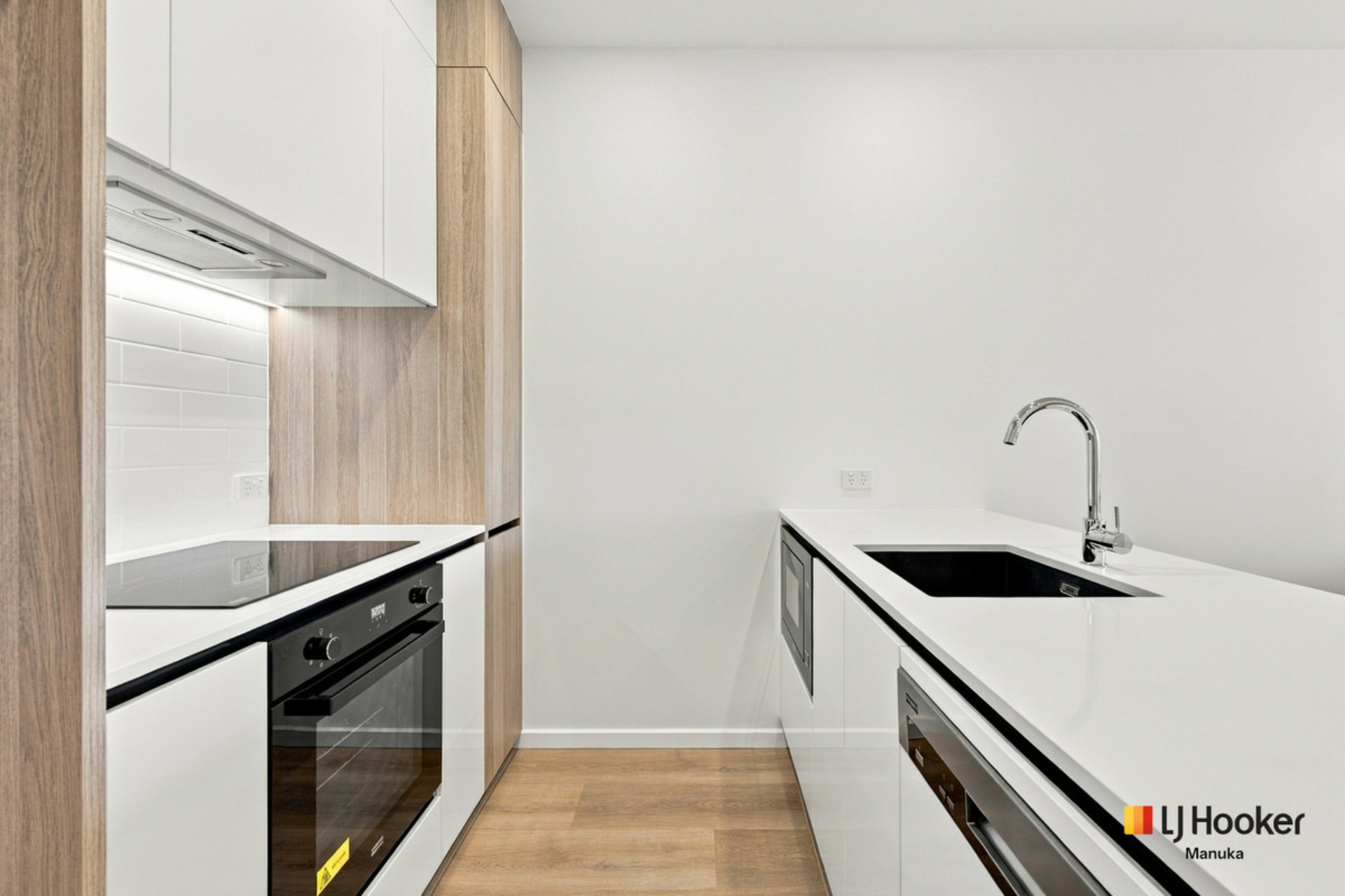24/17 Captain Cook Crescent — photo 10 of 25