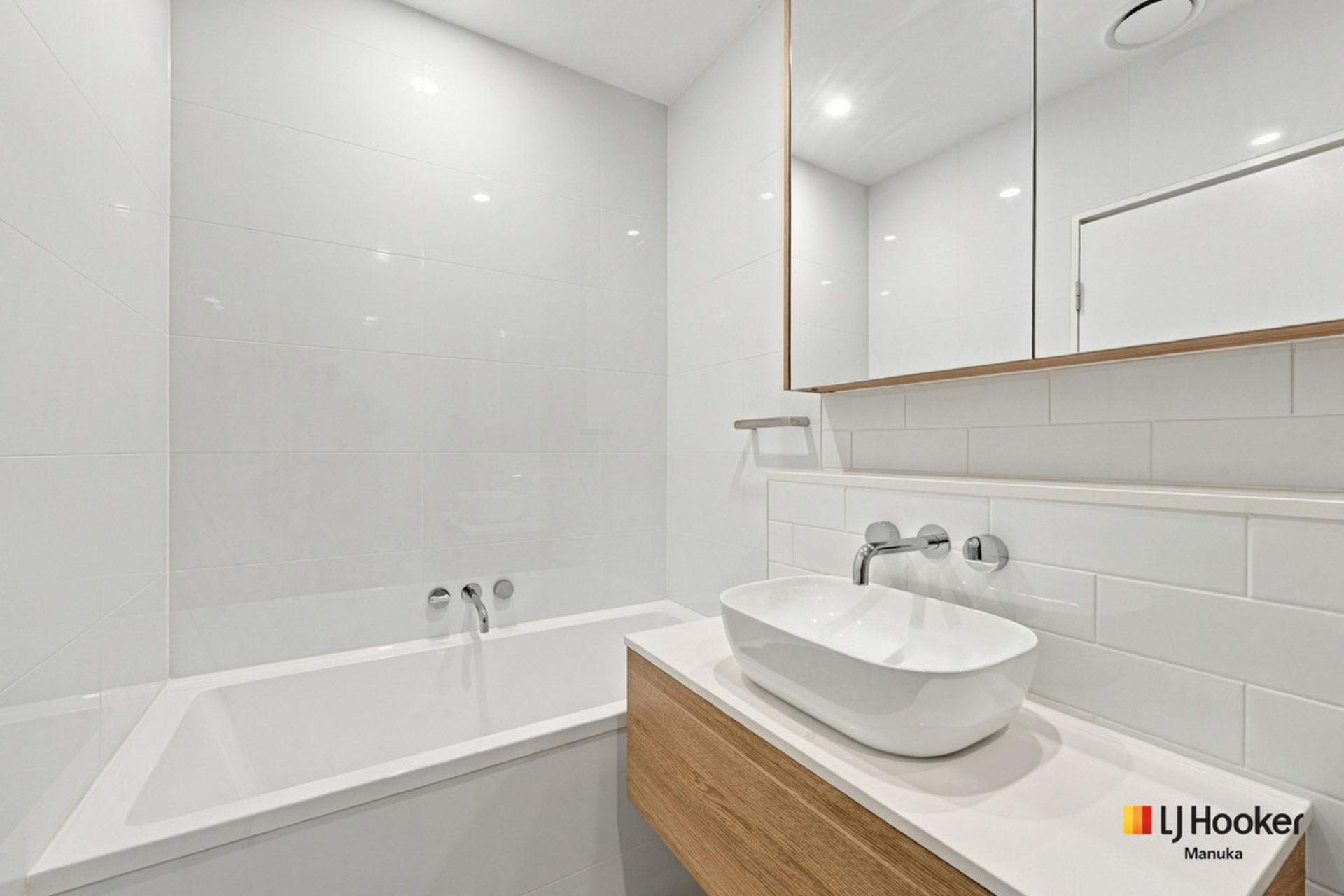 132/19 Captain Cook Crescent — photo 17 of 25