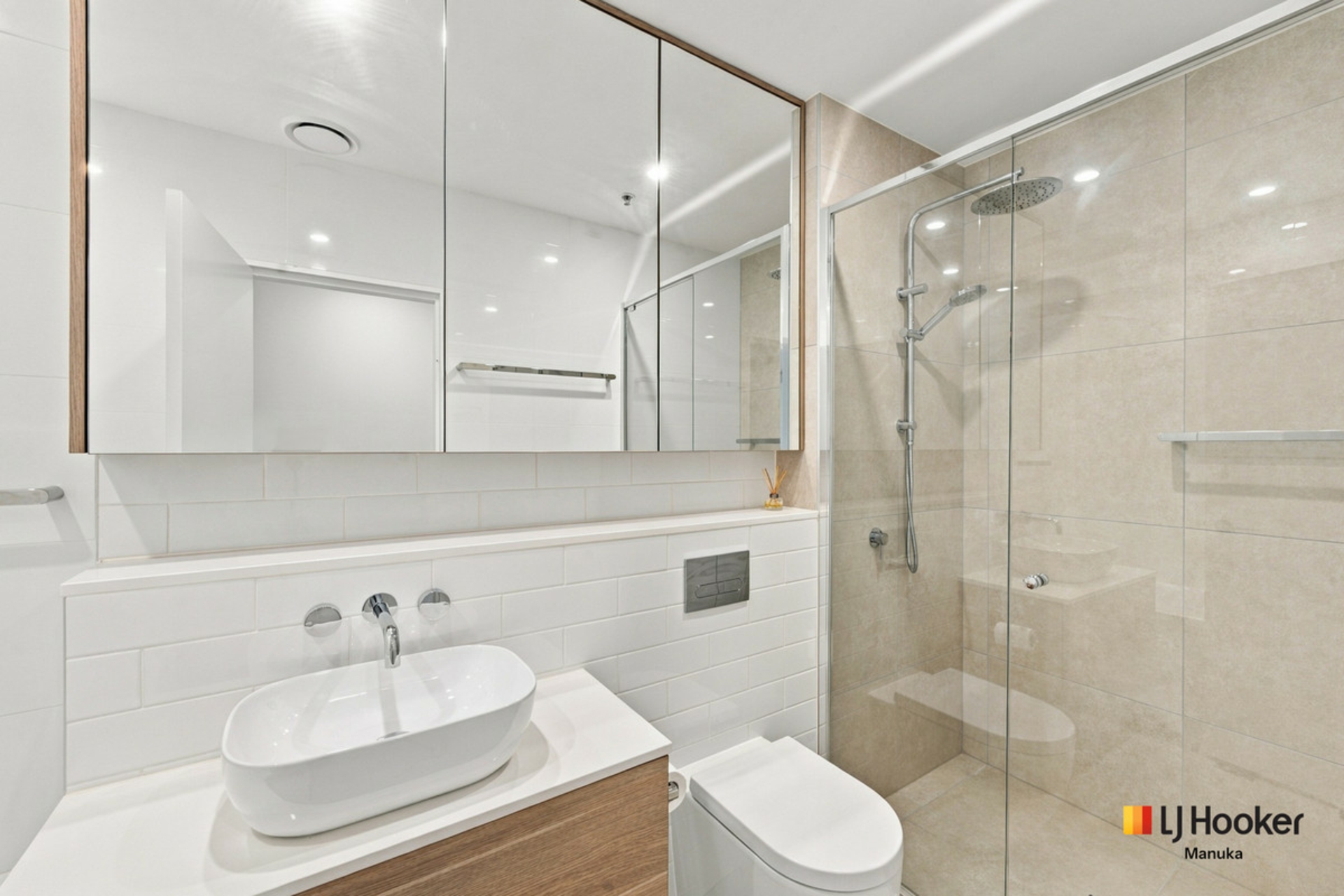 132/19 Captain Cook Crescent — photo 18 of 25