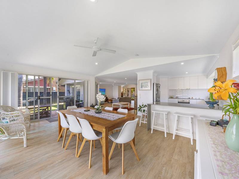 60 Auk Avenue, BURLEIGH WATERS