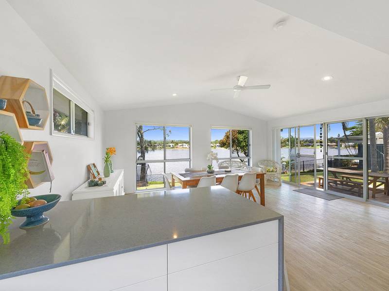 60 Auk Avenue, BURLEIGH WATERS