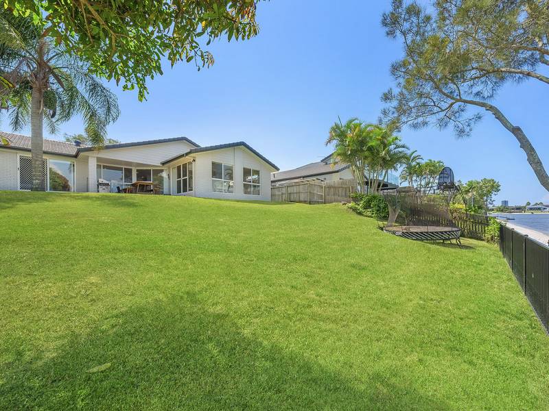 60 Auk Avenue, BURLEIGH WATERS