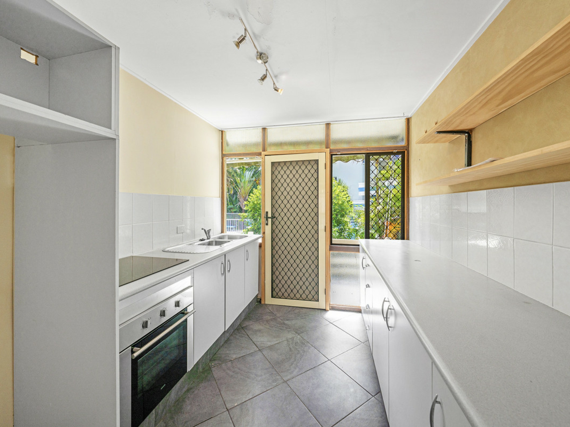 4/11 Anne Avenue, BROADBEACH