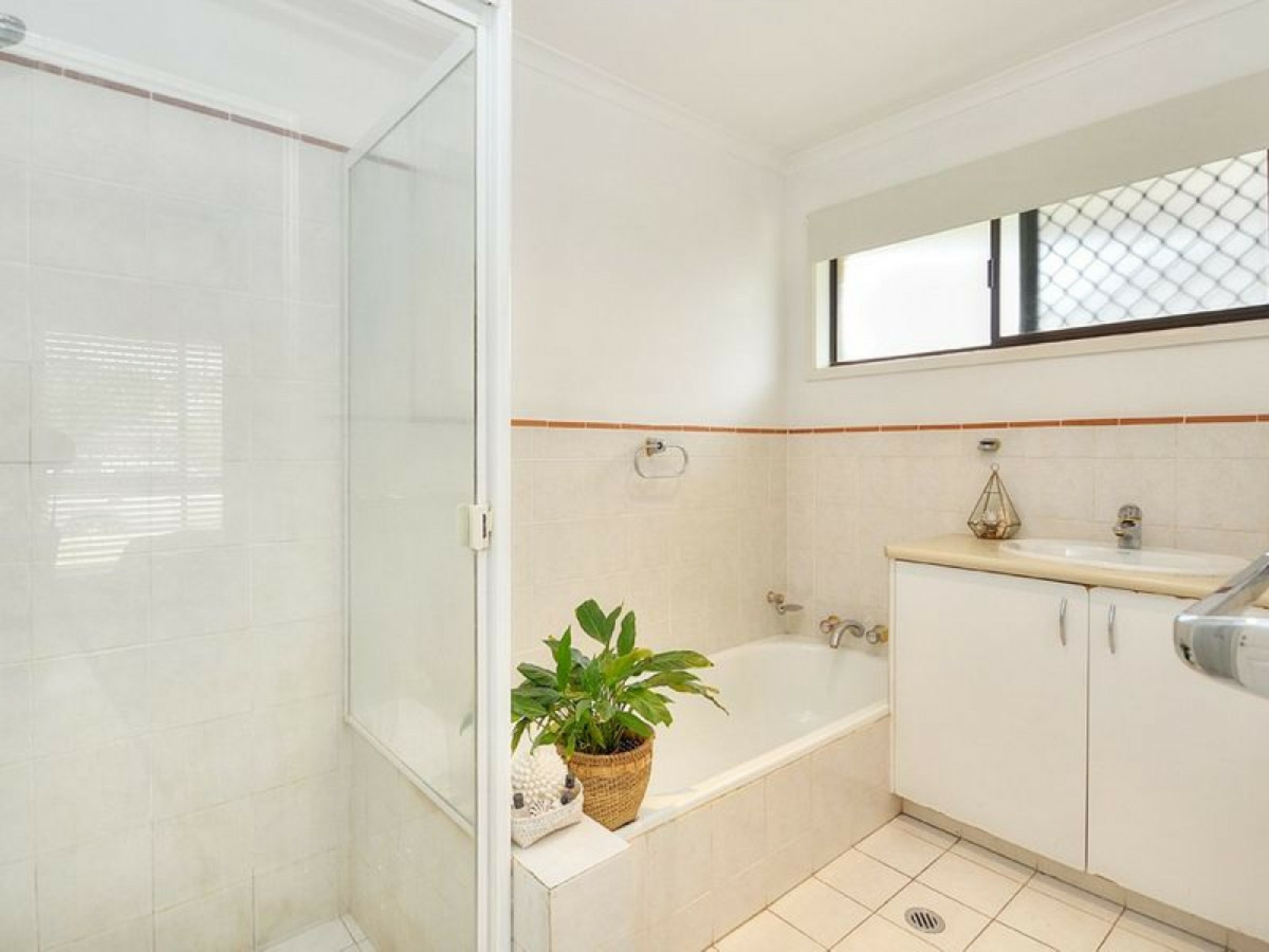 13 Collins Crescent, BENOWA
