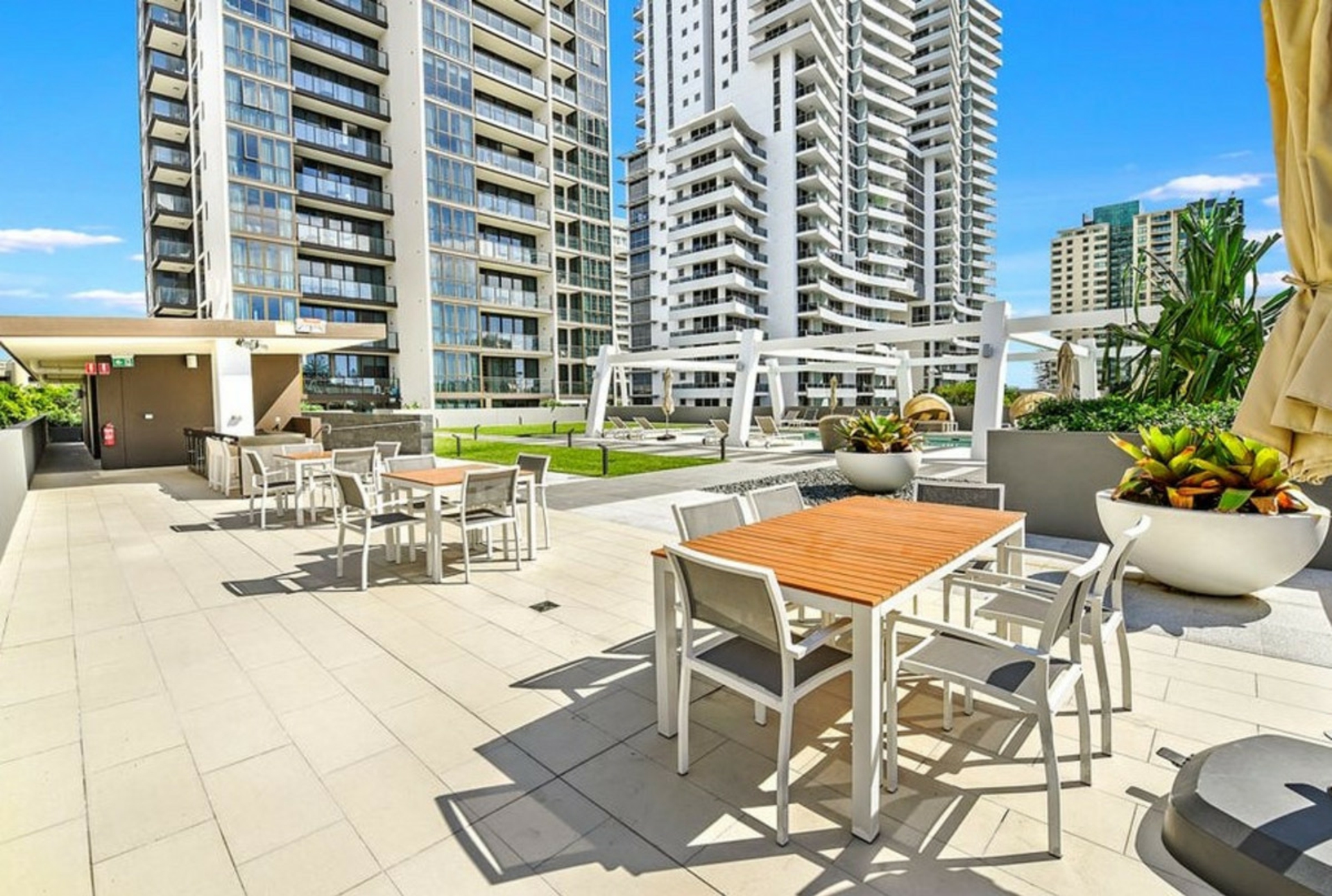 1406/2663 Gold Coast Highway, BROADBEACH
